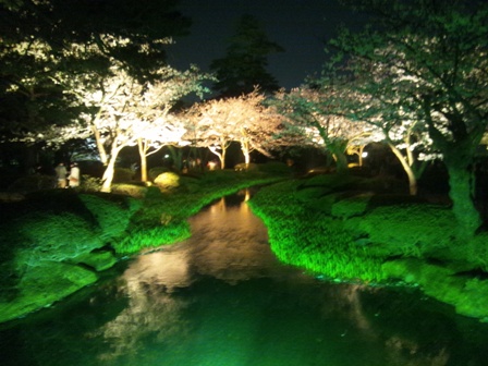 川にかかる橋の上から