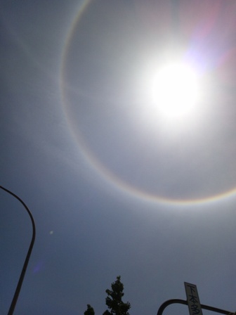 暈:太陽の周りに虹が見えます.