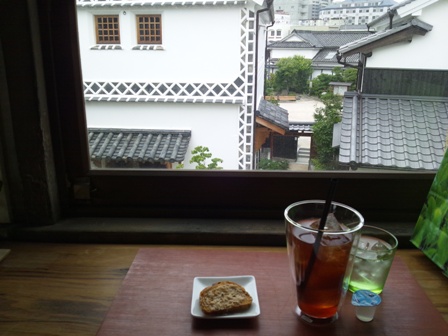 美観地区内のこじゃれたカフェで休憩…